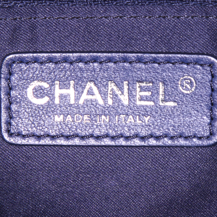 Sac bandoulière Chanel Timeless jumbo en cuir matelassé bleu-marine - Detail D4