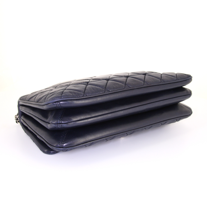 Chanel Timeless jumbo shoulder bag in navy blue quilted leather - Detail D5