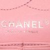Bolso de mano Chanel 2.55 en tweed rosa - Detail D4 thumbnail