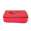 Bolso bandolera Louis Vuitton Metis en cuero monogram huella rojo y cuero granulado rojo - Detail D5 thumbnail