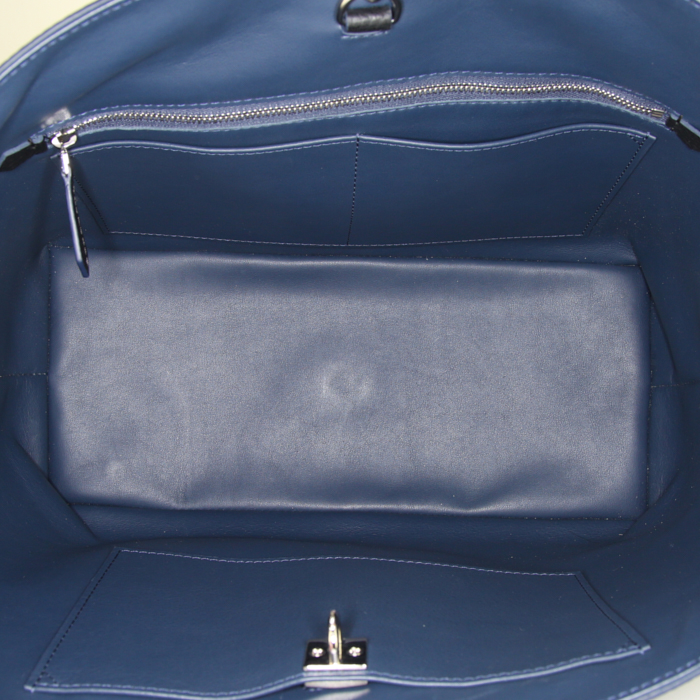 Bolso para llevar al hombro o en la mano Louis Vuitton Pernelle en cuero granulado bicolor negro y azul marino - Detail D3