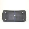 Bolso para llevar al hombro o en la mano Louis Vuitton Pernelle en cuero granulado bicolor negro y azul marino - Detail D5 thumbnail