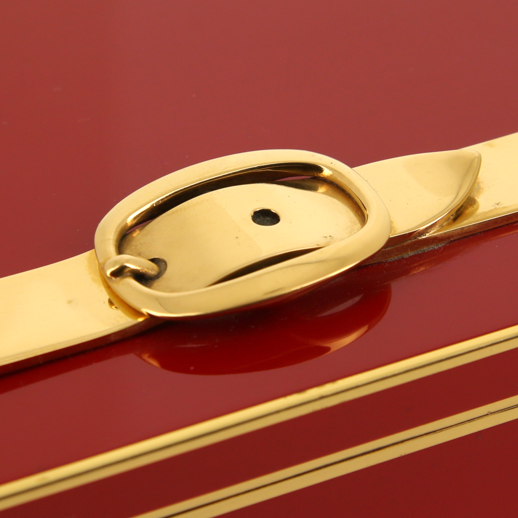 Boîte Hermès "Boucle" en laque rouge et métal doré, années 1980 - Detail D2