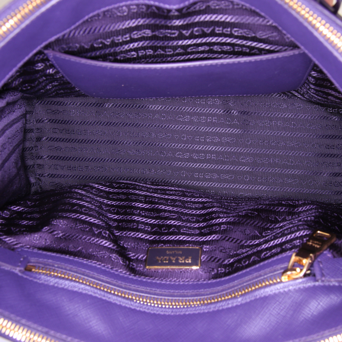 Prada Galleria medium model handbag in purple leather saffiano - Detail D3