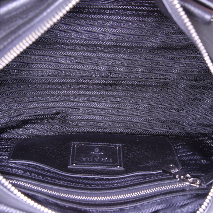 Sac à main Prada en cuir grainé noir - Detail D3