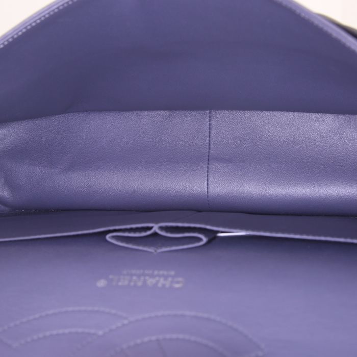 Sac bandoulière Chanel Timeless jumbo en cuir lisse parme - Detail D3