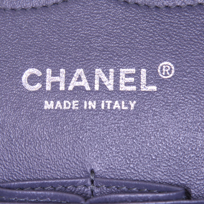 Bolso bandolera Chanel Timeless jumbo en cuero liso parma - Detail D4