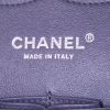 Sac bandoulière Chanel Timeless jumbo en cuir lisse parme - Detail D4 thumbnail