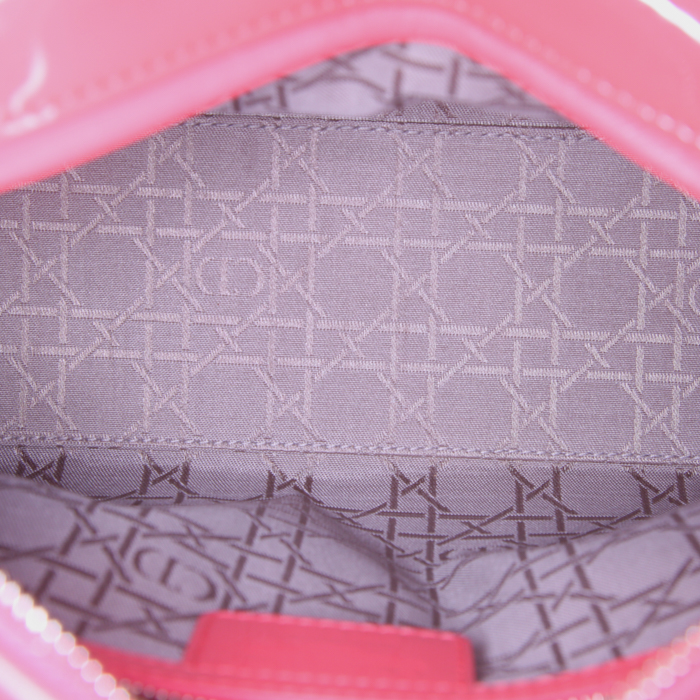 Bolso de mano Dior Lady Dior modelo pequeño en charol acolchado rosa - Detail D2
