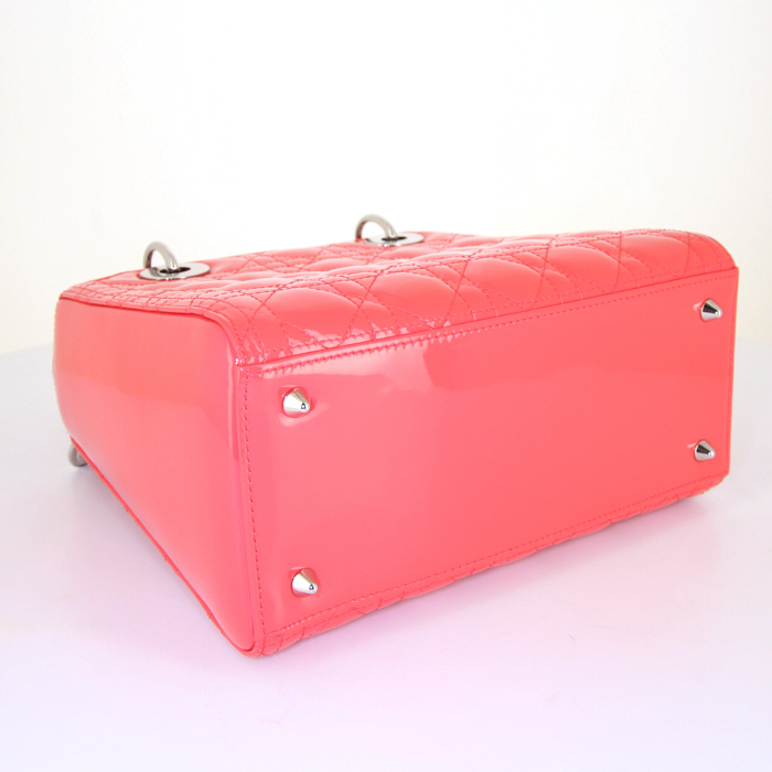 Sac à main Dior Lady Dior petit modèle en cuir verni matelassé rose - Detail D4