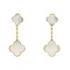Paire de pendants d'oreilles Van Cleef & Arpels Magic Alhambra en or jaune et nacre blanche - 00pp thumbnail