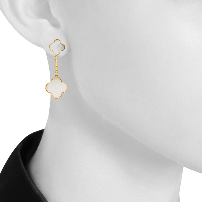 Orecchini pendenti Van Cleef & Arpels Magic Alhambra in oro giallo e madreperla bianca