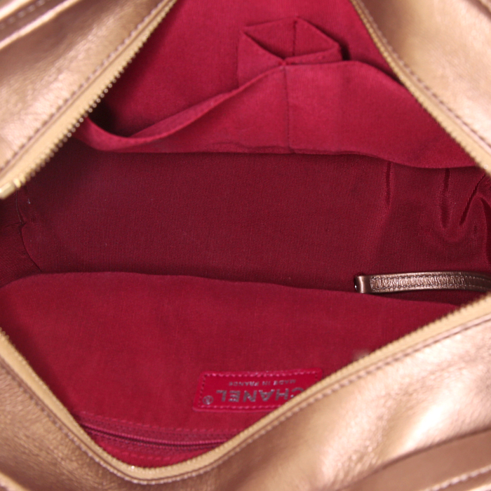 Bolso bandolera Chanel Gabrielle  modelo grande en tweed negro y dorado y cuero dorado - Detail D3