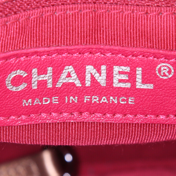 Borsa a tracolla Chanel Gabrielle  modello grande in tweed nero e dorato e pelle dorata - Detail D4