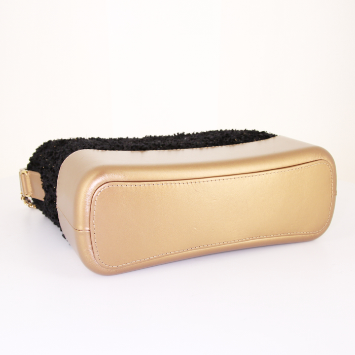 Bolso bandolera Chanel Gabrielle  modelo grande en tweed negro y dorado y cuero dorado - Detail D5