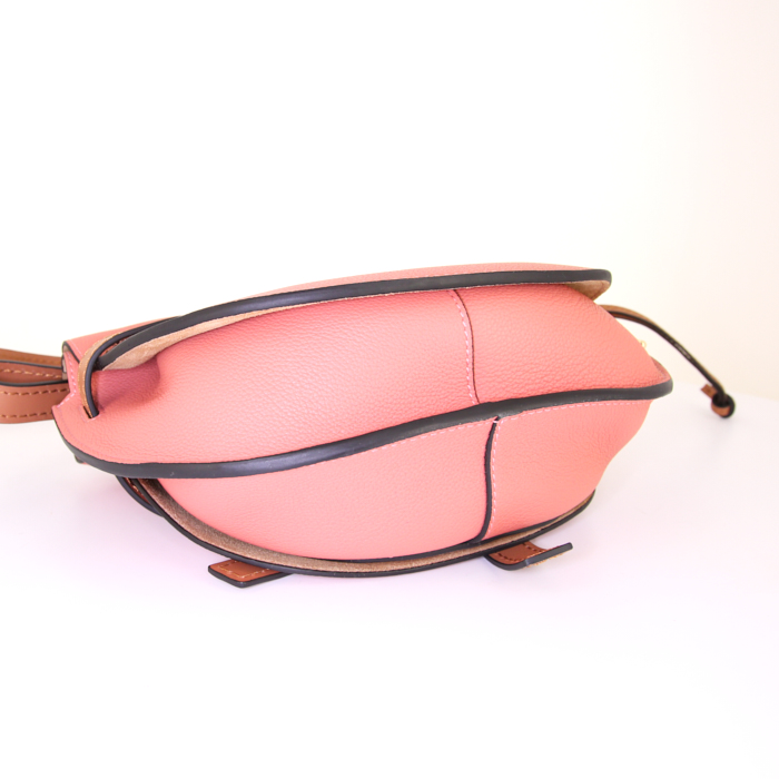 Loewe shoulder bag in pink leather and natural leather - Detail D4