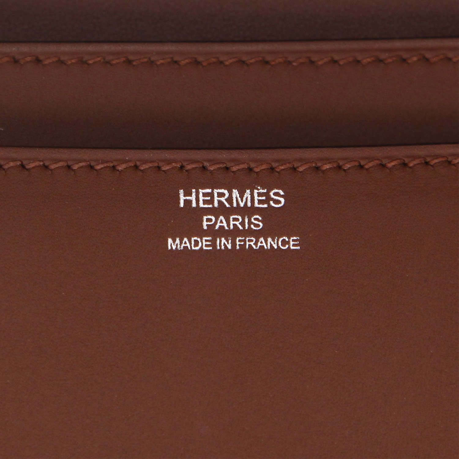 Sac bandoulière Hermès Constance Elan en cuir Swift marron - Detail D2
