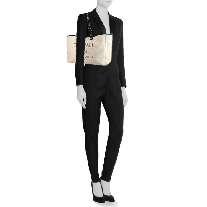 Sac 24 heures Chanel Deauville en toile enduite beige et cuir noir - Detail D2