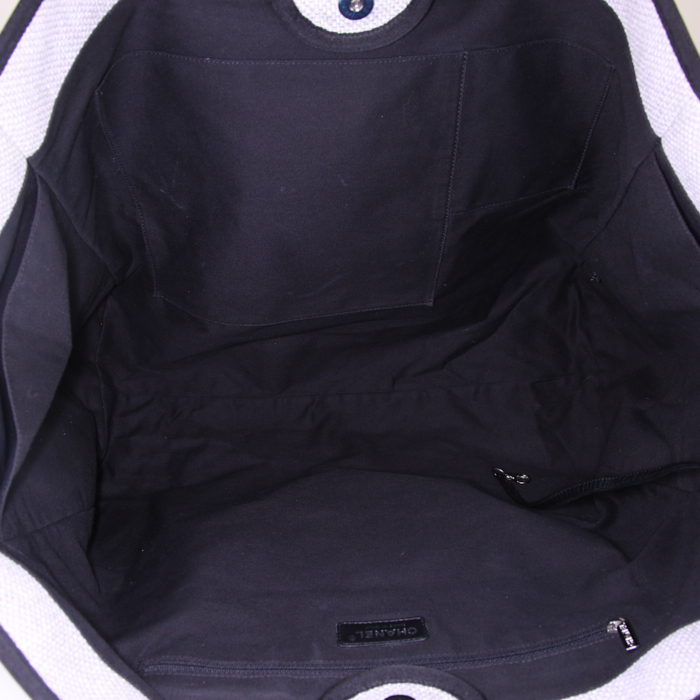 Bolso 24 horas Chanel Deauville en lona revestida beige y cuero negro - Detail D3