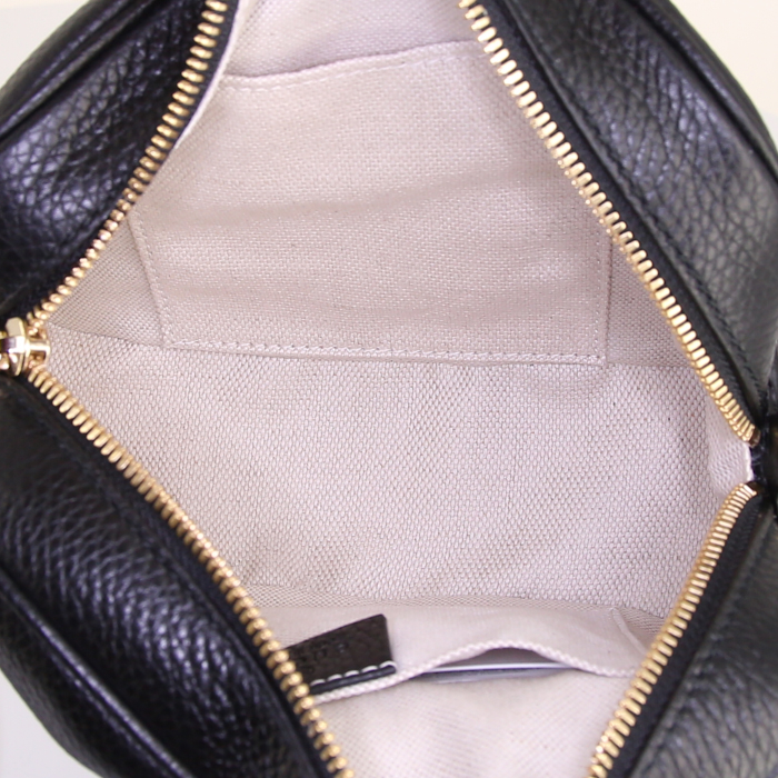 Sac bandoulière Gucci Soho Disco en cuir grainé noir - Detail D5