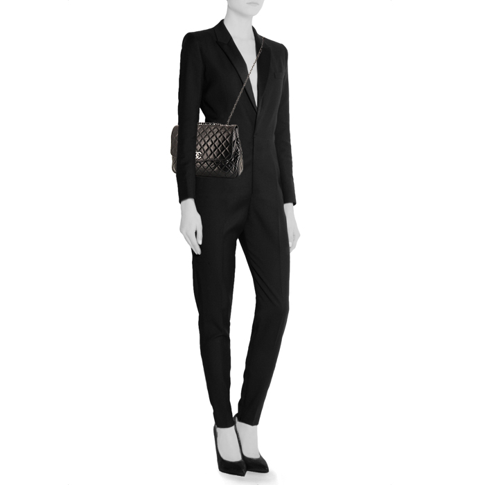 Chanel Timeless Maxi Jumbo handbag in black quilted grained leather - Detail D2