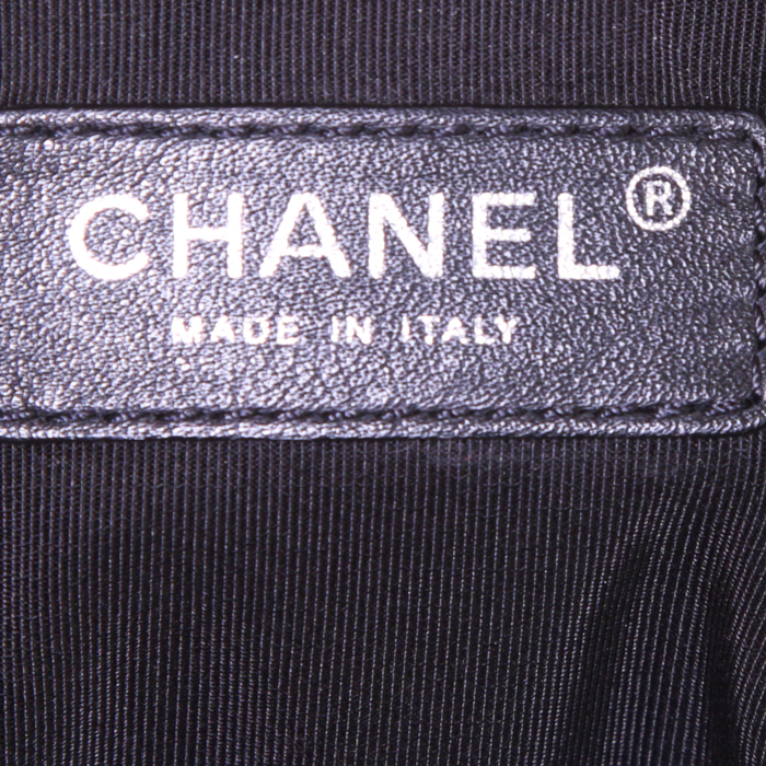 Chanel Timeless Maxi Jumbo handbag in black quilted grained leather - Detail D4