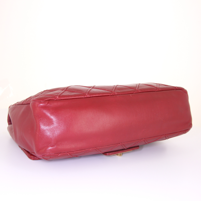 Sac à main Chanel 2.55 en cuir matelassé rouge - Detail D5