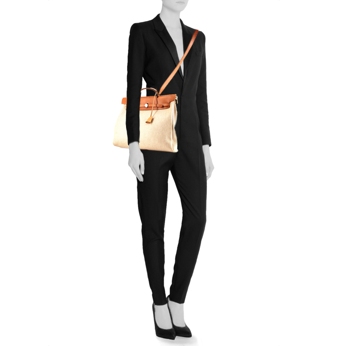 Hermes Herbag bag worn on the shoulder or carried in the hand in beige canvas and natural leather - Detail D2