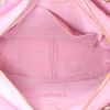 Bolso de mano Chanel Shopping PTT en cuero granulado acolchado rosa - Detail D2 thumbnail