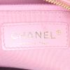 Bolso de mano Chanel Shopping PTT en cuero granulado acolchado rosa - Detail D3 thumbnail