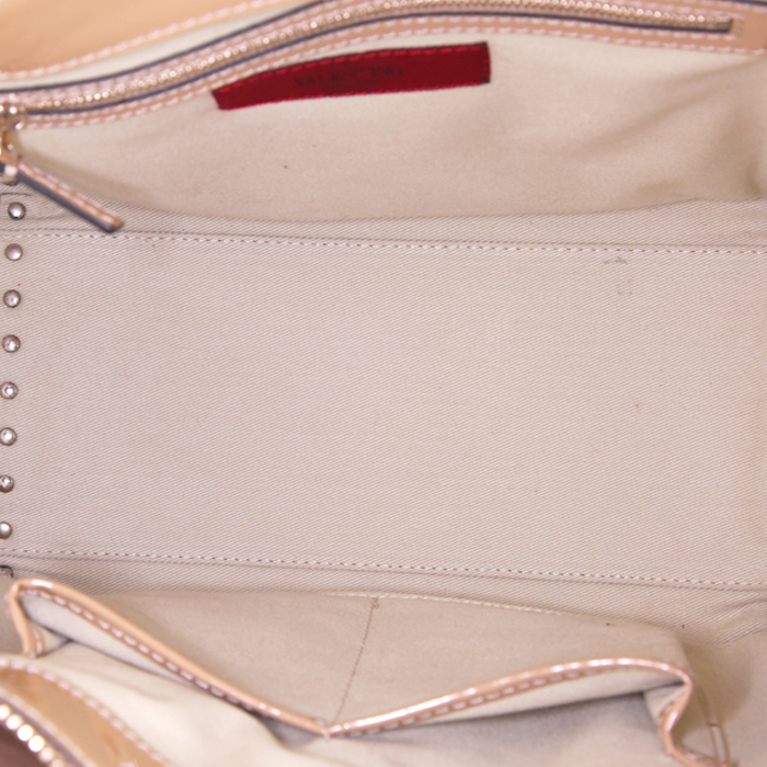 Bolso de mano Valentino Rockstud trapeze en charol beige - Detail D3