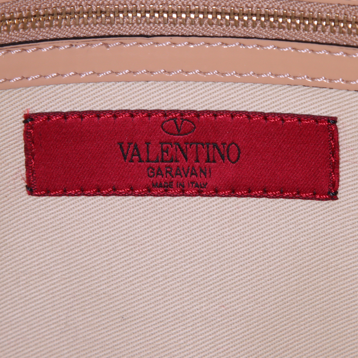 Borsa Valentino Rockstud trapeze in pelle verniciata beige con decoro di borchie - Detail D4