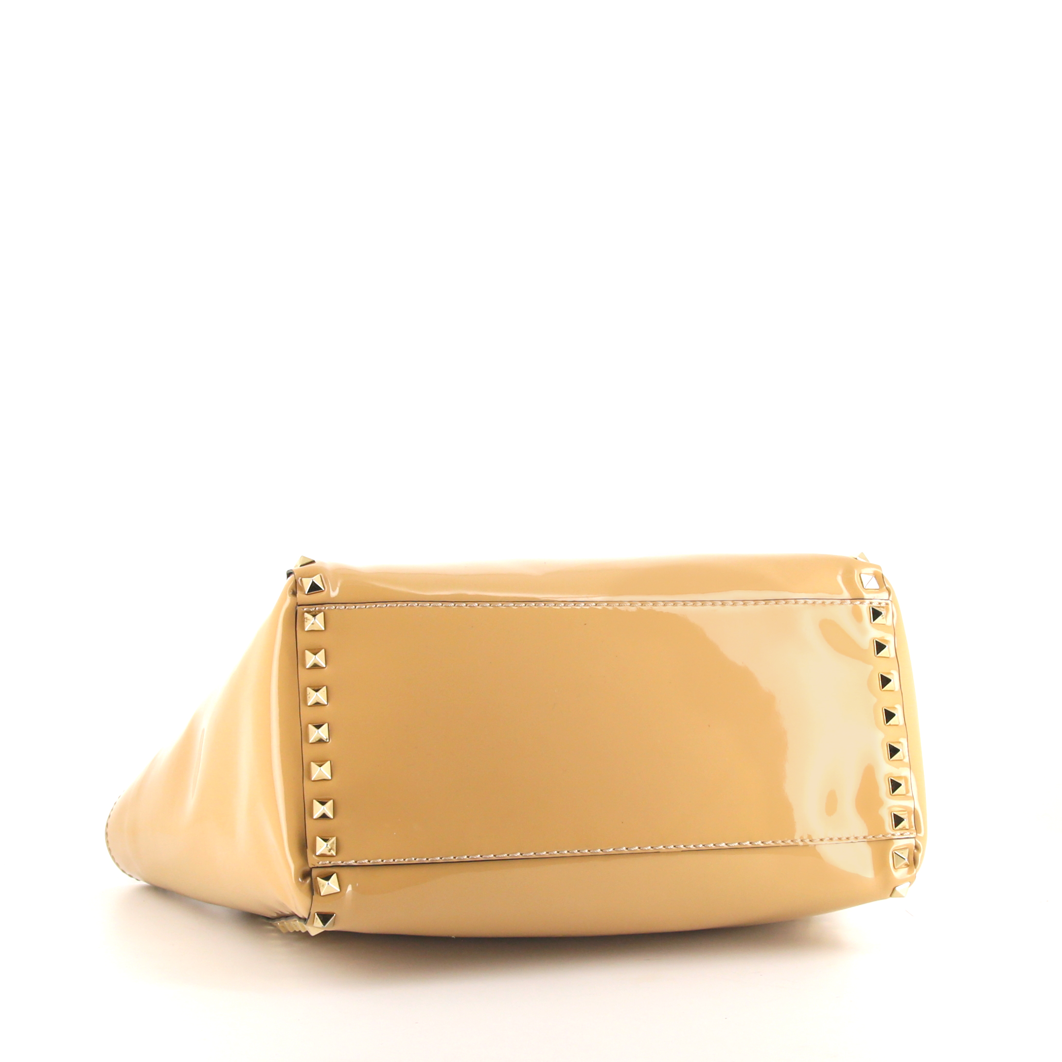 Bolso de mano Valentino Rockstud trapeze en charol beige - Detail D5