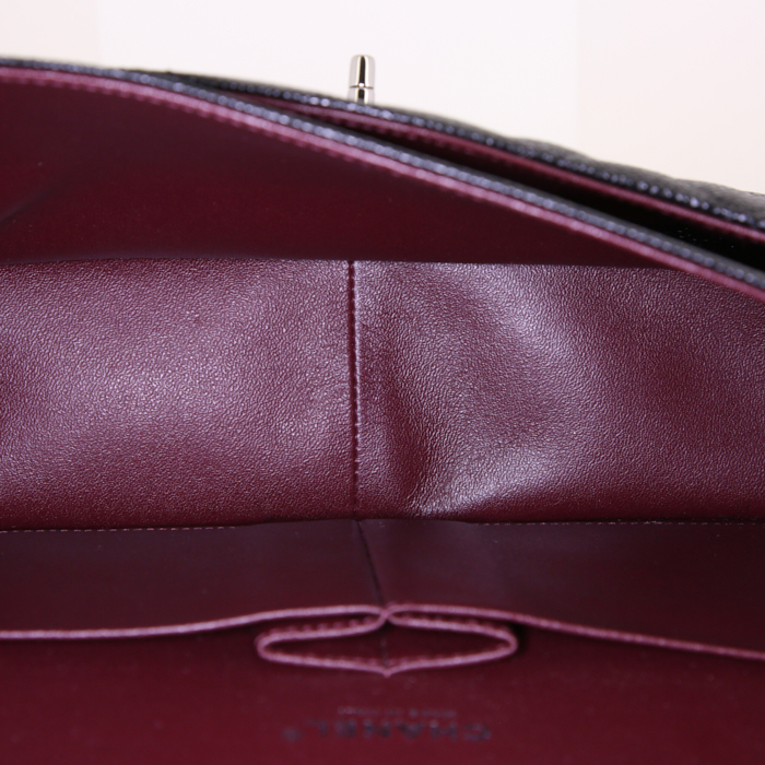 Borsa a tracolla Chanel Timeless jumbo in pelle martellata e trapuntata nera - Detail D3