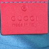 Sac bandoulière Gucci GG Marmont mini en velours matelassé rouge - Detail D4 thumbnail