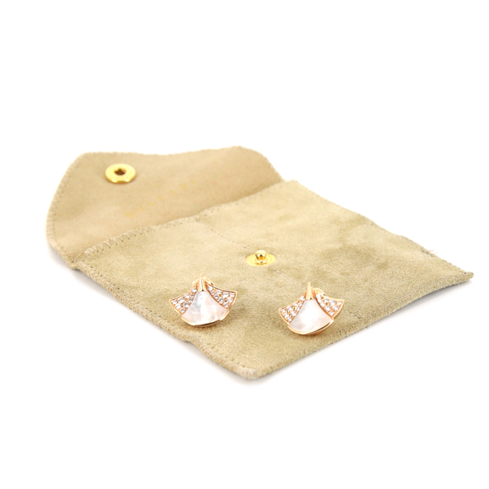 Bulgari Divas' Dream small earrings in pink gold,  diamonds and mother of pearl - Detail D2