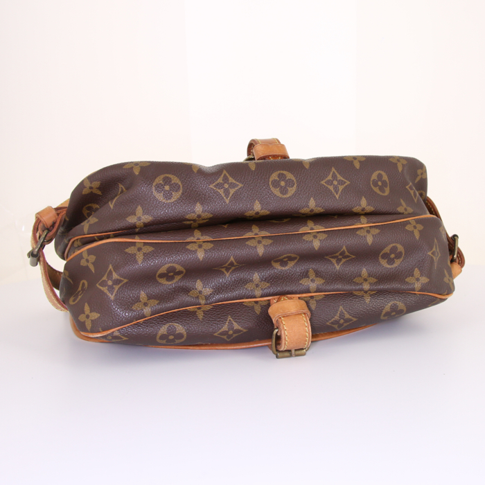 Bolso bandolera Louis Vuitton Saumur modelo pequeño en lona Monogram revestida marrón y cuero natural - Detail D4