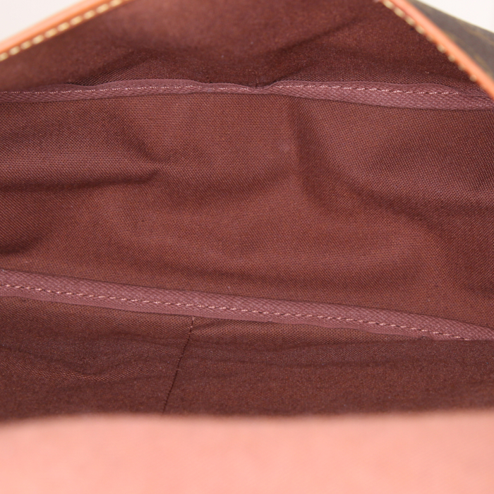 Bolso bandolera Louis Vuitton Saumur modelo grande en lona Monogram revestida marrón y cuero natural - Detail D2