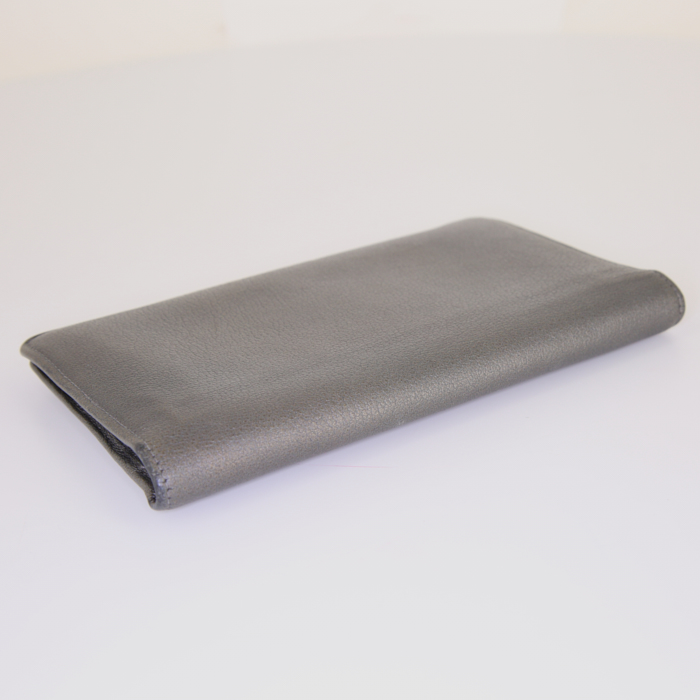 Portefeuille Chanel  Camelia - Wallet en cuir grainé argenté - Detail D4