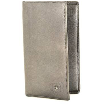 Billetera Chanel  Camelia - Wallet en cuero granulado plateado