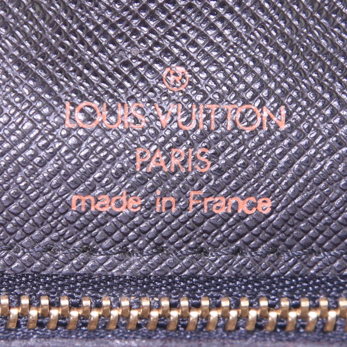 Louis Vuitton Voyage briefcase in black epi leather - Detail D3