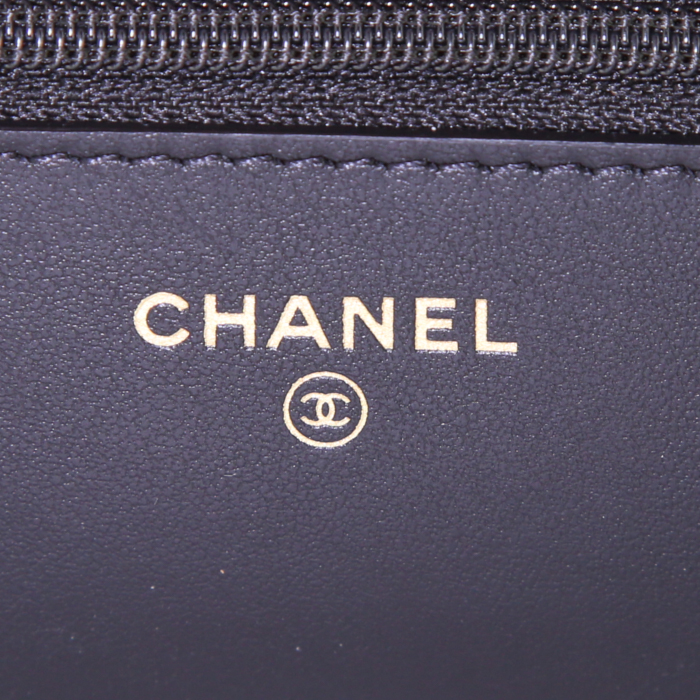 Sac bandoulière Chanel 2.55 - Wallet on Chain en cuir matelassé chevrons noir - Detail D4
