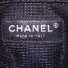 Borsa ventiquattrore Chanel in pelle martellata e trapuntata nera - Detail D4 thumbnail