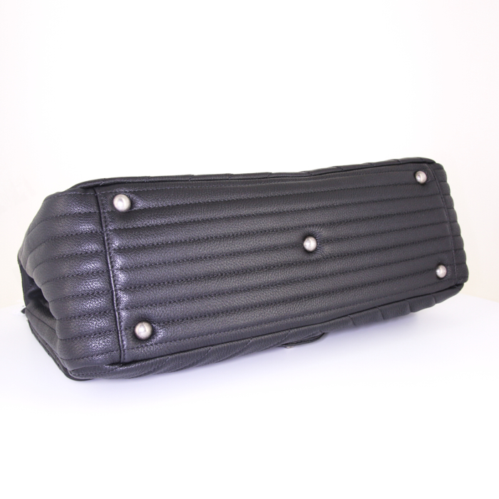 Sac 24 heures Chanel en cuir grainé matelassé noir - Detail D5