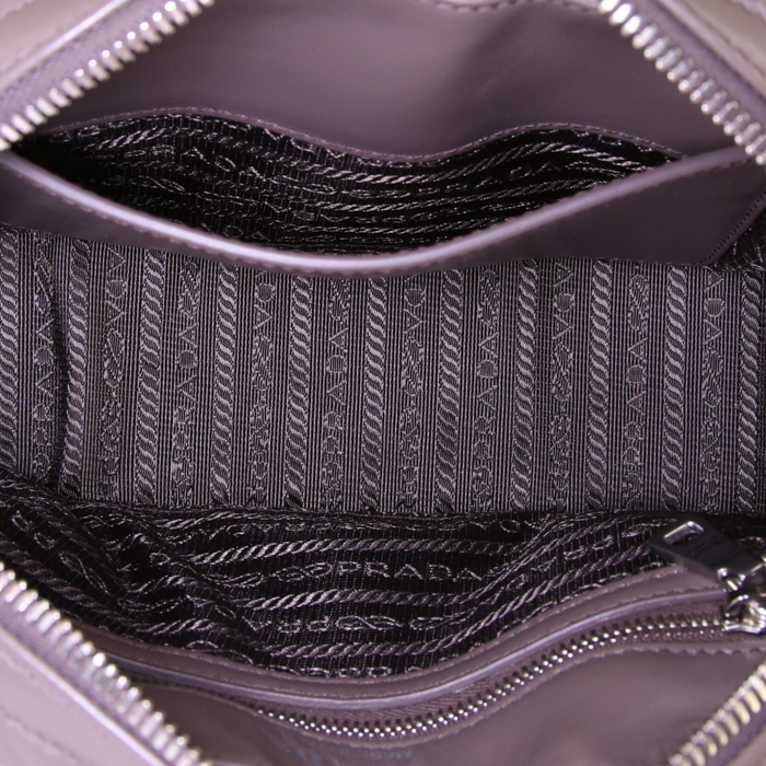 Sac bandoulière Prada Diagramme en cuir matelassé gris - Detail D2