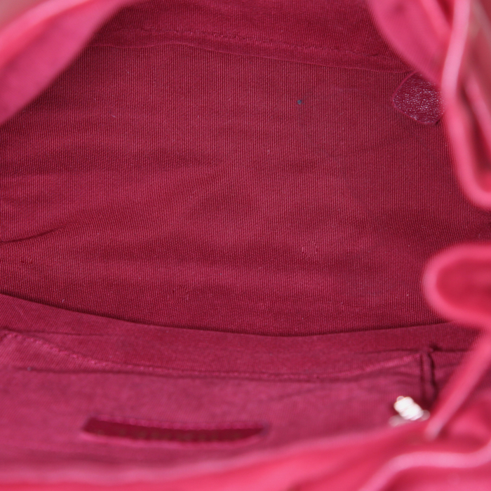 Chanel Timeless backpack in raspberry pink quilted leather - Detail D3