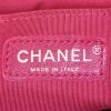 Mochila Chanel Timeless en cuero acolchado color frambuesa - Detail D4 thumbnail