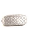 Bolso de mano Chanel Camera en cuero acolchado plateado - Detail D4 thumbnail