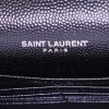 Bolso bandolera Saint Laurent Enveloppe en cuero acolchado con motivos de espigas negro - Detail D4 thumbnail