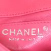 Sac bandoulière Chanel Mini Timeless en cuir matelassé rose - Detail D3 thumbnail